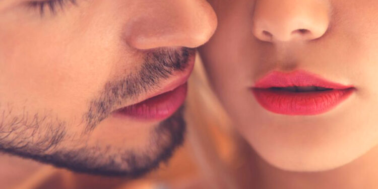 Pena e poetit e ngjyer në zjarrin e epsheve të dashurisë