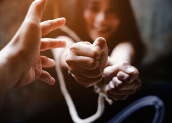 Çfarë është dhe si manifestohet “Sindroma e Stokholmit”, a vuajnë edhe popujt nga ky çrregullim?