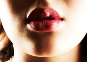 Buzët, petalet drithëruese të epshit, ato që na shpërblyen me shenjtërinë e puthjes 