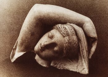 Gruaja, kodi i nderit të familjes shqipare, sfida e trajtuar etimologjikisht