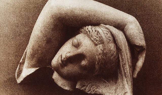 Gruaja, kodi i nderit të familjes shqipare, sfida e trajtuar etimologjikisht