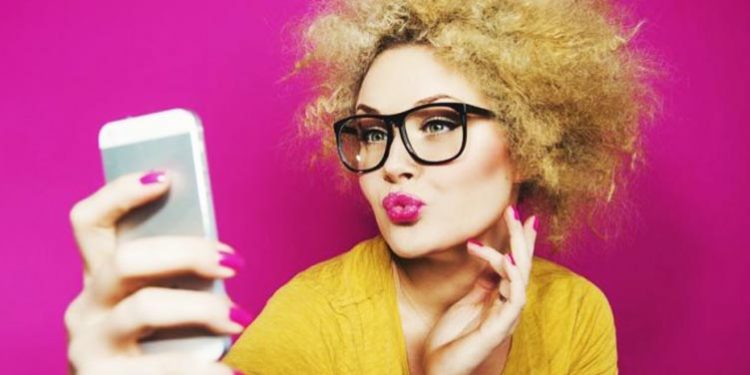 Arsyet pse njerëzit bëjnë “selfie” shpesh – Cili është kuptimi i vërtetë i fjalës?