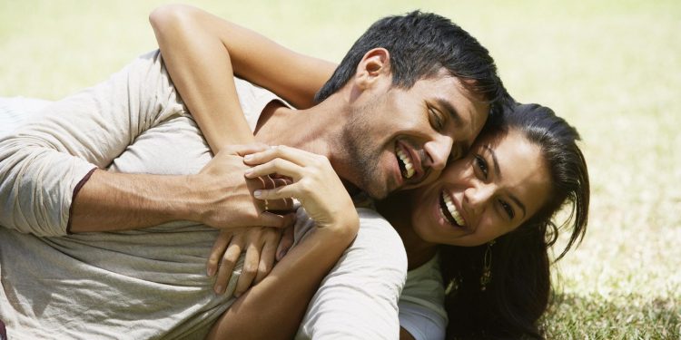 Si i përgjigjet Zhan Zhak Ruso pyetjes: Si mund ta bëj një grua të lumtur një burrë?