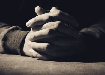 Fuqia e lutjes! Çfarë thotë shkenca mbi lidhjen mendje-shpirt