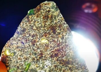 Një meteorit i zbuluar në Sahara, pretendohet se është i formuar para se të formohej Toka?