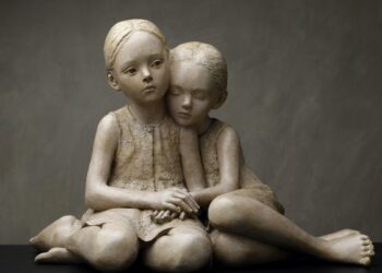 Berit Hildre, autodidaktja norvegjeze e skulpturës që grish me magjinë e vajzërisë