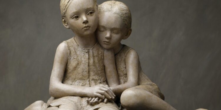 Berit Hildre, autodidaktja norvegjeze e skulpturës që grish me magjinë e vajzërisë