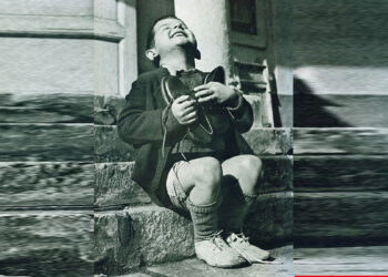 Në foton ikonike të Gerald Waller, publikuar në LIFE është 6-vjeçari austriak, Hans Werfel, “Fëmija që i lumturohet këpucëve të reja”