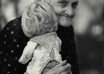 Elona Caslli: Ajo, gjyshja që mbante gjithmonë një kukull