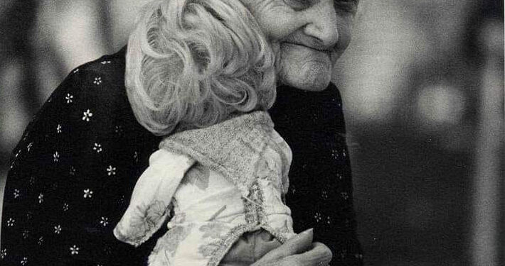 Elona Caslli: Ajo, gjyshja që mbante gjithmonë një kukull