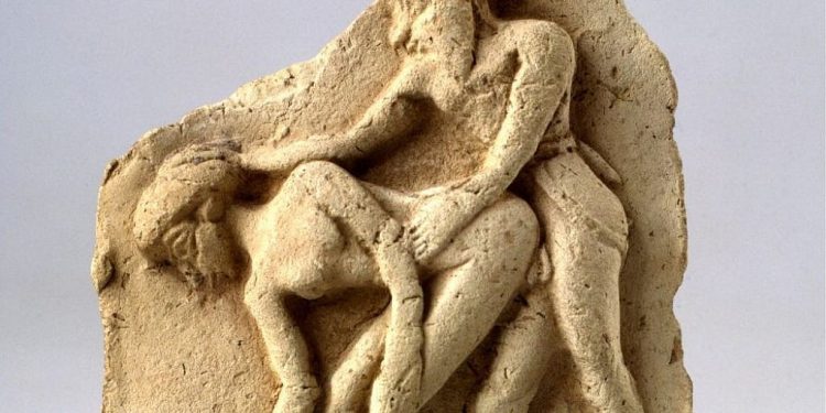 Terra cotta balte që përcjellin episode të jetës seksuale, 1500 vite para se të lindte Kama Sutra