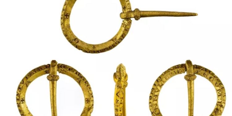 Gjendet një karficë prej ari mesjetare me mbishkrime fetare dhe magjike në latinisht dhe hebraisht