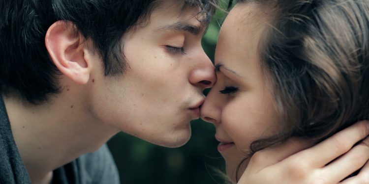 Të ndjesh hyjshëm, të feksësh dritueshëm, si nën një vetëtimë, t’i blatohesh një kulmim dëshirimesh si një shenjtërie