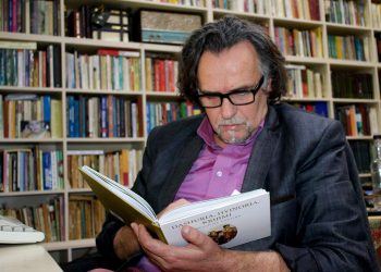 Albert Vataj, duke lexuar në shtëpinë e tij