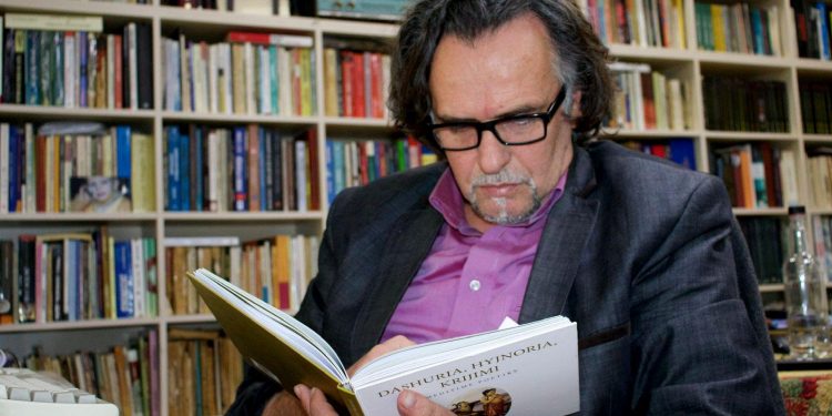 Albert Vataj, duke lexuar në shtëpinë e tij