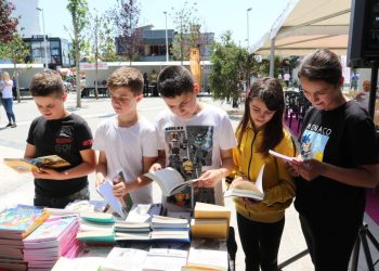 “Kamza lexon”, thyerja e mitit të pagjasshmërisë dhe triumfi i një nisme që do mëkojë librin si lutje dhe altar