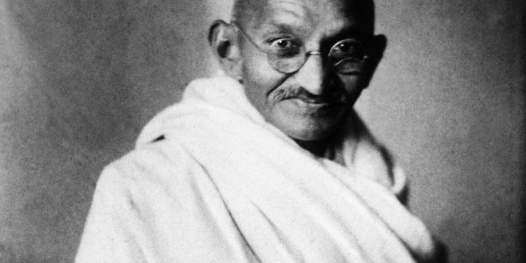 Mahatma Gandhi: …mos lejoni që zemra juaj të largohet, meritoni të jeni prehër dashurie
