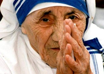 Nënë Tereza, historia e shenjtores shqiptare e cila u bë shembulli i përulësisë së mëshirës