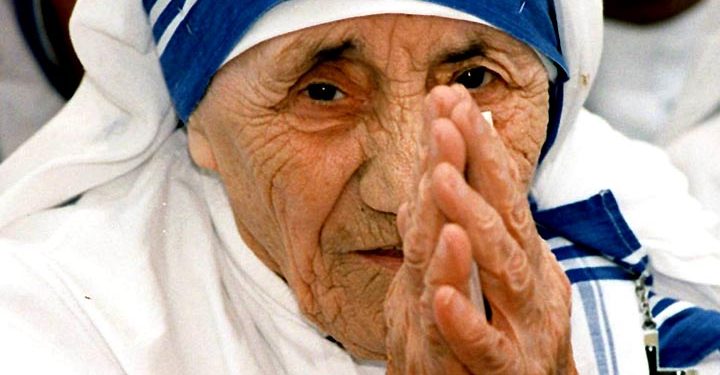 Nënë Tereza, historia e shenjtores shqiptare e cila u bë shembulli i përulësisë së mëshirës