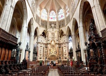 Albert Vataj: Në Toluzë dhe Paris, brenda kishave, nën peshën e qiellit që lartësoi besimi