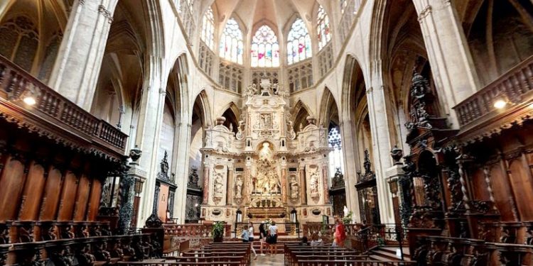 Albert Vataj: Në Toluzë dhe Paris, brenda kishave, nën peshën e qiellit që lartësoi besimi