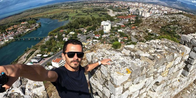 Terenc Pepa, fotografi që fokuson shpirtshëm hiret e bukurive tona t’hyjshme