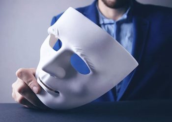 Hipokriti, i burgosuri i falsitetit të tij, ai që heq fytyrën për të mbajtur maskë