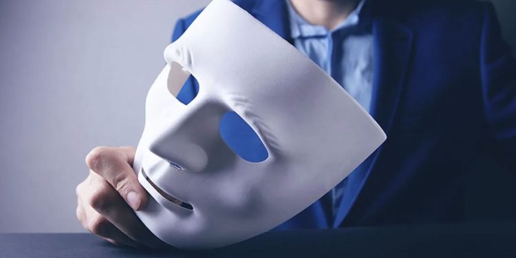 Hipokriti, i burgosuri i falsitetit të tij, ai që heq fytyrën për të mbajtur maskë