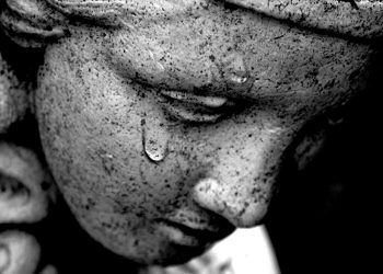 Para vdekjes së nënës ne mbetemi fëmijë që qajmë me sytë e qiellit