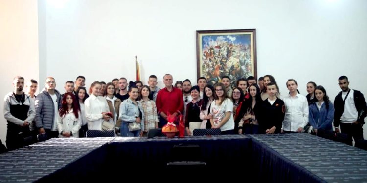 Ka ende shpresë, për ta çuar të tashmen e rrëmujshme dhe kaotike në një të nesërme ëndërrtare