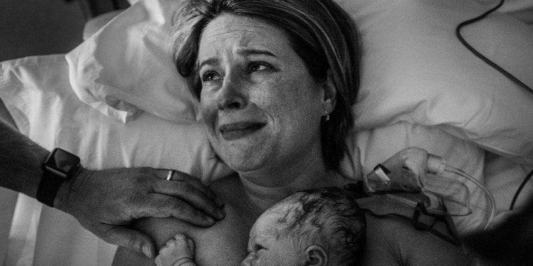 Nëna, mëkuesja e të perëndishmes së jetës, lindësja e botëve brenda një britme të thekshme