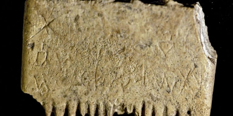 Studiuesit kanë deshifruar fjalinë më të vjetër në botë të shkruar me alfabetin kananit në një krehër prej fildishi