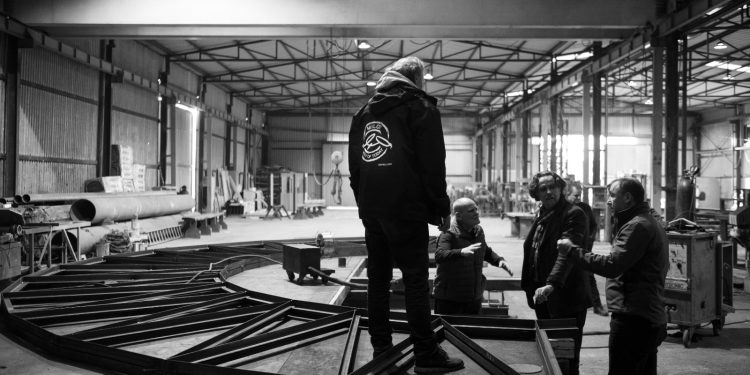 “Çelësi i së sotmes”, i artistit shqiptar, Miloti, çel siparin e sfidës së realizimit të superskulpturës