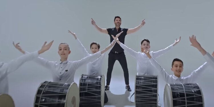 Albert Vataj: E djeg Aurel Thellimi me vokalin e tij brilant dhe risinë në këngën “Digje”