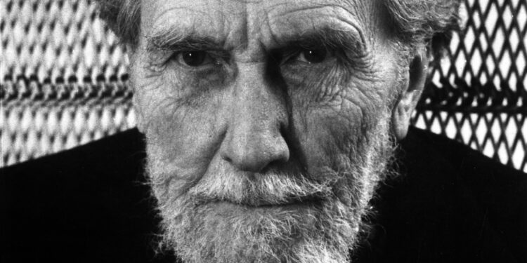 Më 18 prill 1958, gjykata Federale e SHBA-ve liron nga çmendina ku e ngujoi për 13 vite poetin Ezra Pound