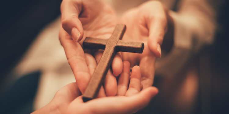 Kryqi, hershmëria e tij në kultura dhe besime. Si u bë nga objekt fyes, blasfemimi dhe ekzekutimi, në simbolin kryesor të krishterimit