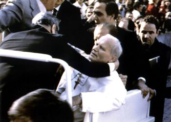 Atentati që tronditi botën 42 vite më parë, turku Mehmet Ali Agça qëllon në Sheshin e Shën Pjetrit dhe plagos rëndë, Papa Gjon Pali II