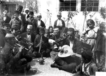 Nga Qerim Vrioni – Shtatë  muzikantë  në  një  foto  të  Margaret Hasluck