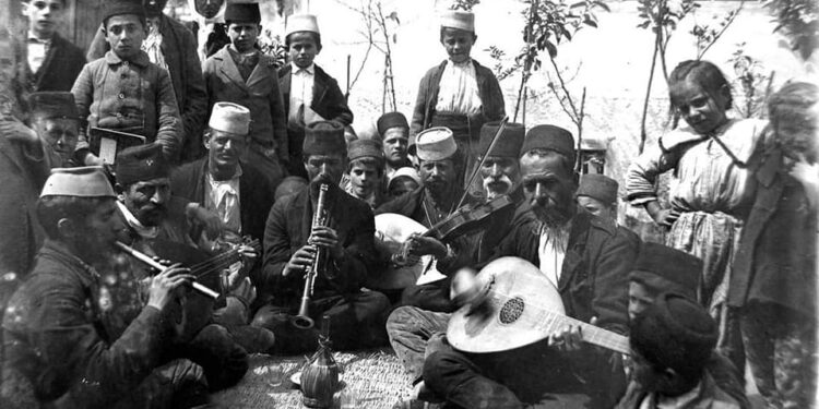 Nga Qerim Vrioni – Shtatë  muzikantë  në  një  foto  të  Margaret Hasluck