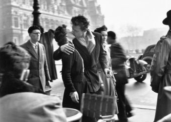 “Puthja nga Hôtel de Ville”, fotoja ikonike e Robert Doisneau, fotoreporterit të spontanitetit