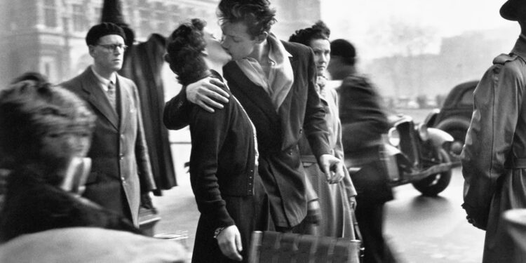“Puthja nga Hôtel de Ville”, fotoja ikonike e Robert Doisneau, fotoreporterit të spontanitetit