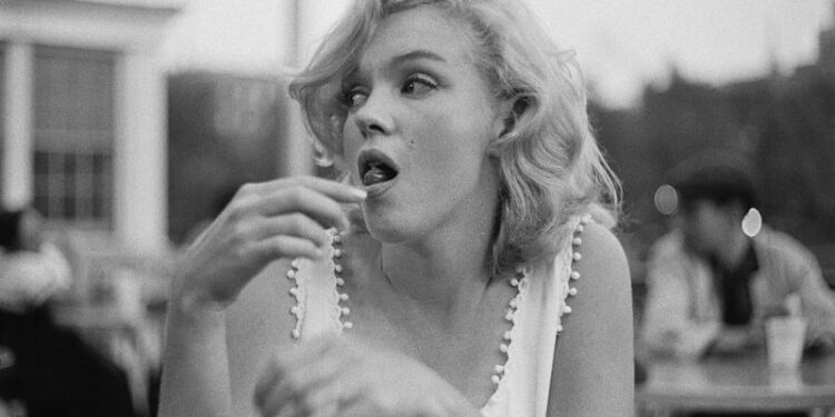 Marilyn Monroe: Unë jam thjesht një vajzë e vogël në një botë të madhe, duke u përpjekur të gjej dikë që ta dojë