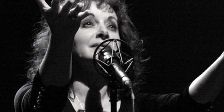Edith Piaf, “Harabeli i Vogël” i artit të madh, jeta e vrullshme dhe suksesi i një këngëtareje ikonike franceze
