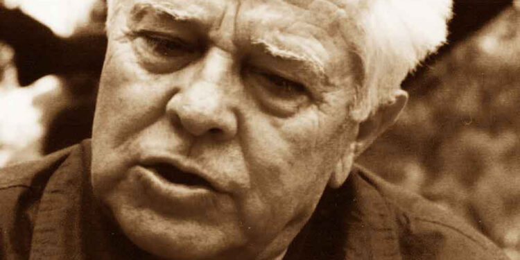 Lamtumira pa lavdi e Fatos Arapit, poetit që lavdishëm i thuri hymne dashurisë