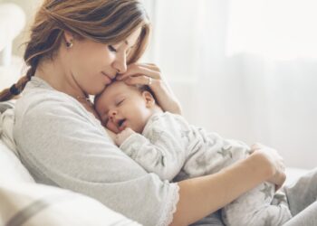 Dita vjen me dritë vezulluese në kraharorin e nënës, në altarin që shenjtëron jetën