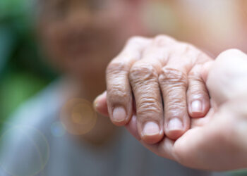 Trajtimi i të moshuarve si “shprehje e kulturës së hedhurinës, po e helmon botën, në të cilën jetojmë”