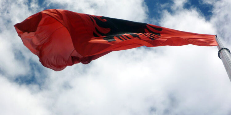 KUSHTRIMORE POETIKE/ Flamur, po due me gëzu me ty sot, anipse ligshtue se s’mujtme me ken për ty valvim