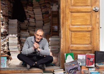 Cili është 71-vjeçari që u hakmor ndaj varfërisë që e la pa shkollë, duke ju kushtuar leximit dhe librashitjes?!