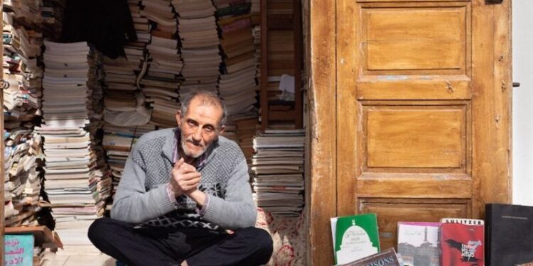 Cili është 71-vjeçari që u hakmor ndaj varfërisë që e la pa shkollë, duke ju kushtuar leximit dhe librashitjes?!