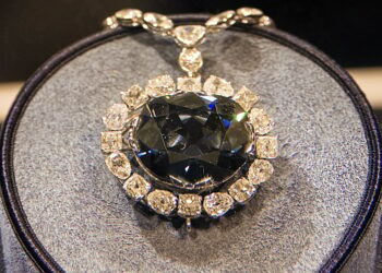 Gjerdani i Diamantit të Shpresës, legjendat e mallkimit të supozuar të tij, vetëm sa e kanë shtuar mistikën dhe kanë ushqyer magjepsjen që rrethon këtë perlë të rrallë